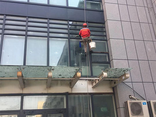 2019年5月11日中水集团食堂外侧玻璃清洗