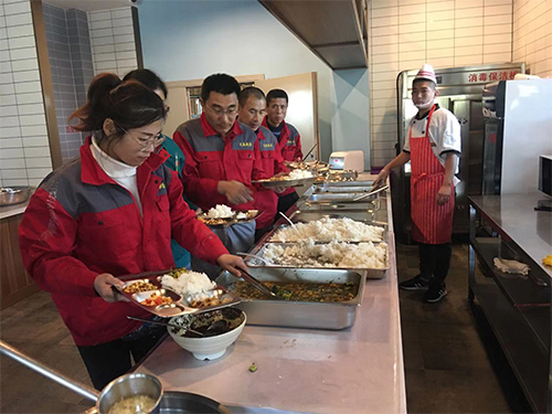 2019年10月14日天盛公司员工在旷达内饰件厂用午餐